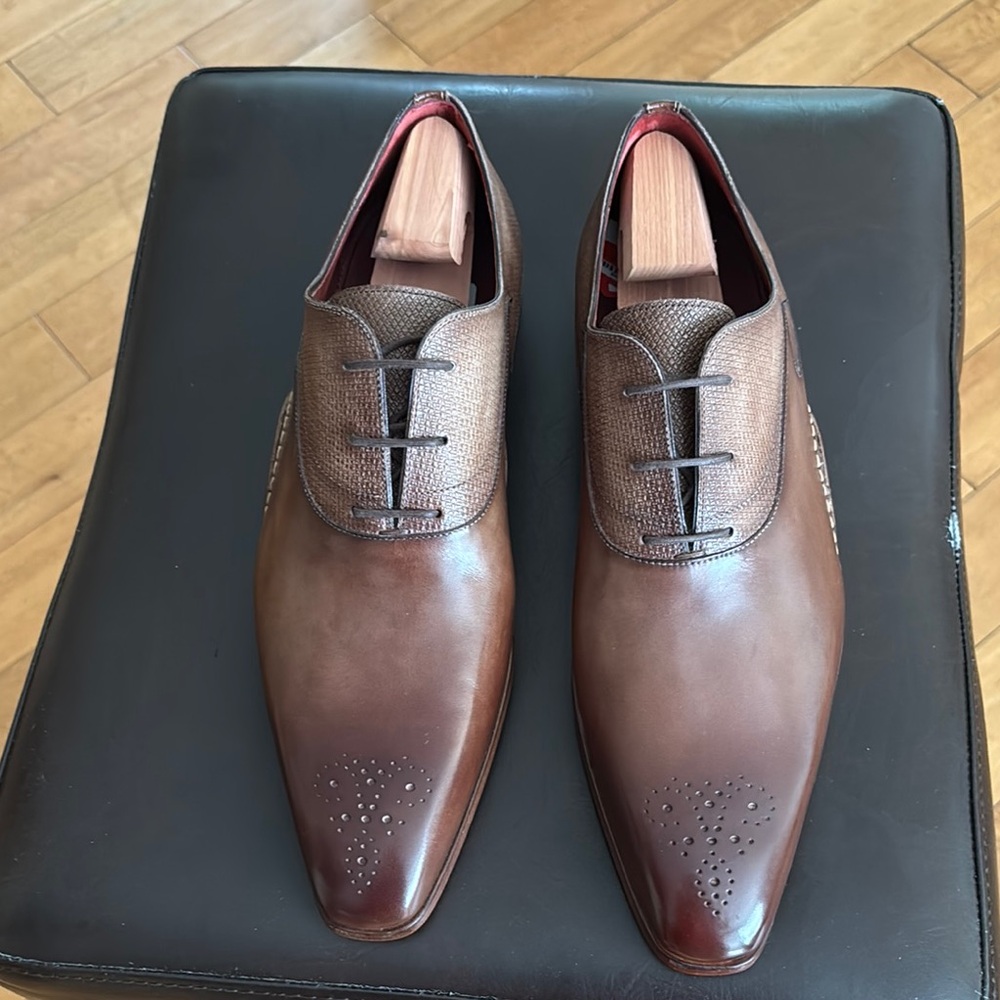 Magnanni Brown Leather Oxfords with Broguing